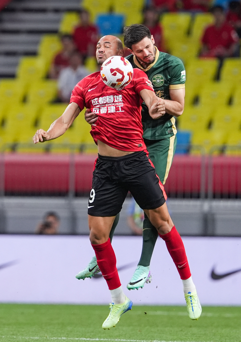 亚特兰大勇士队老板泰德·透纳尝试执教球队一场比赛，随后被大联盟禁止