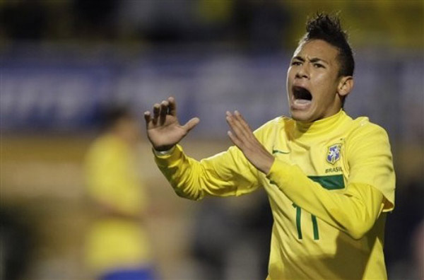 感受土超的气氛，埃德森在伊斯坦布尔德比中遭球迷投掷塑料杯