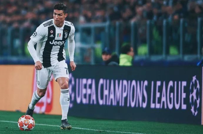 这画面太搞笑！申京快攻传球失误 随后一脸懊悔抱头（笑点拉满！申京快攻传球失手，下一秒抱头自责）