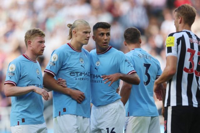 镜报：曼联100英镑开放球迷参观卡灵顿新基地，可进入更衣室