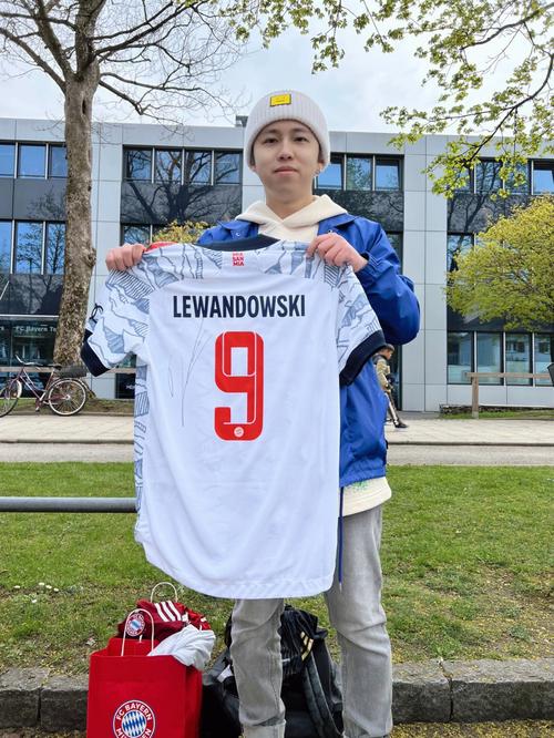 媒体人：湖人肯定想赢 不能说不重视 但很早说过湖人还不是争冠队（媒体人称湖人渴望胜利并非不重视，但早已表示仍非争冠球队）